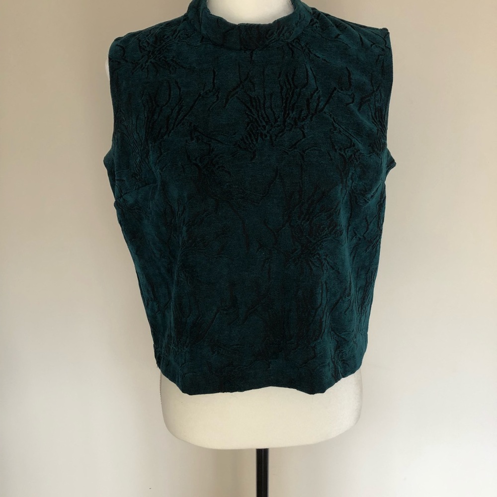 Green Sleeveless Turtleneck Cropped Shirt